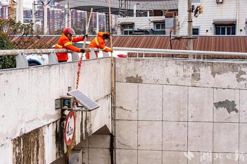 悬空冰溜子存隐患，武汉城管提醒市民出行注意避让